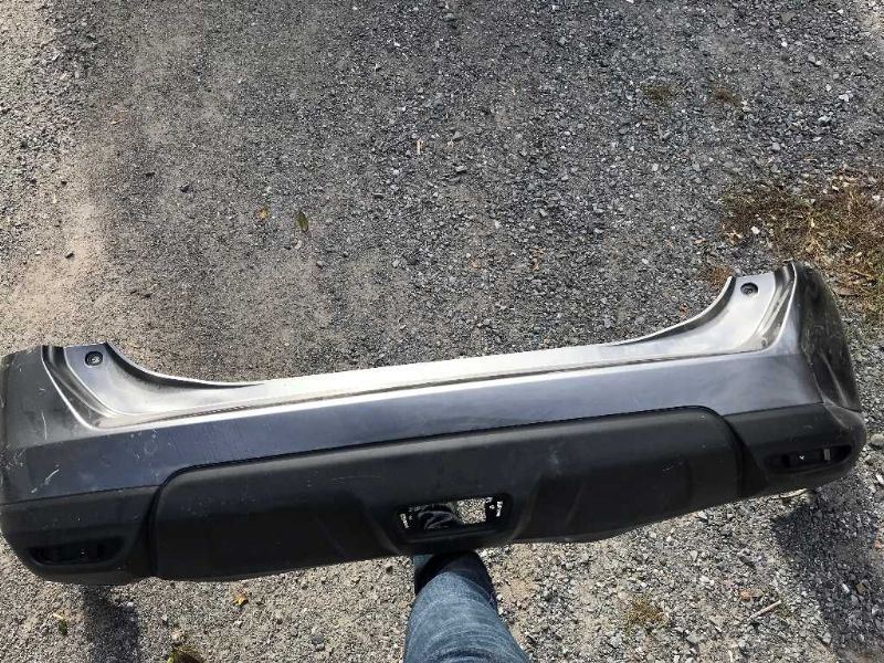 Defensa (parachoques) trasera usada original (OEM) Nissan Rogue 2014-2016
