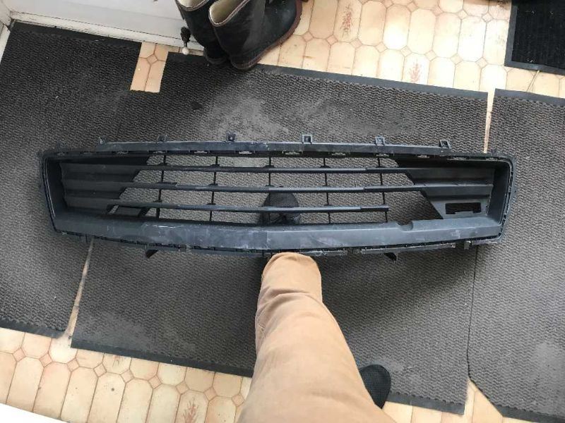 Front bumper grille used genuine OEM Chevrolet Camaro 2016-2025
