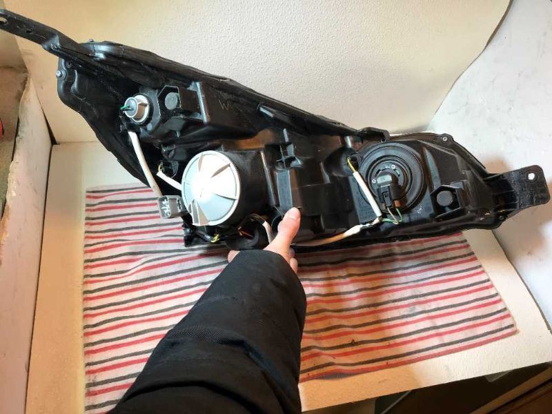 Faro izquierdo usado original (OEM) Subaru Legacy 2010-2012