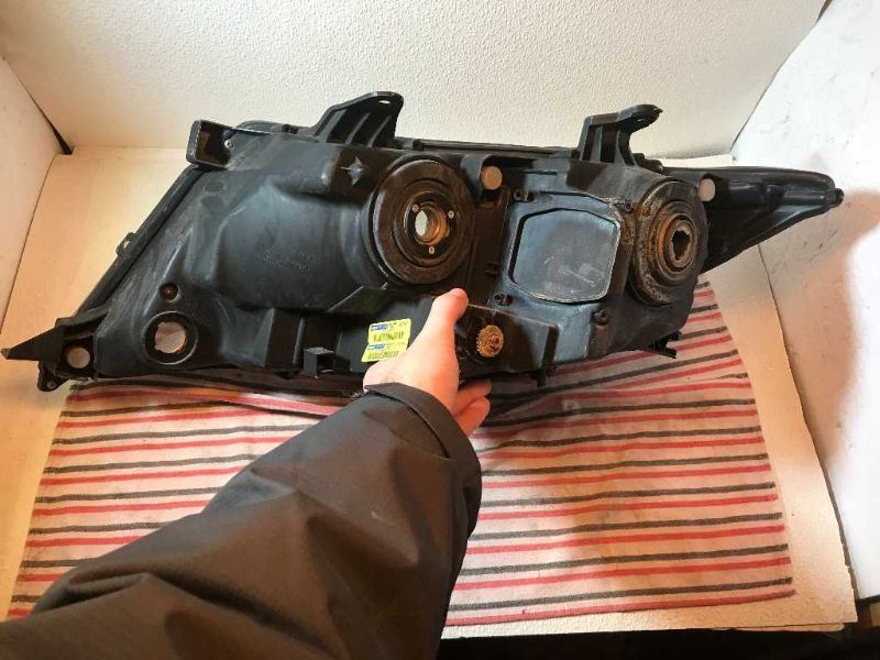 Right headlamp assembly composite used genuine OEM Toyota Venza 2009-2016