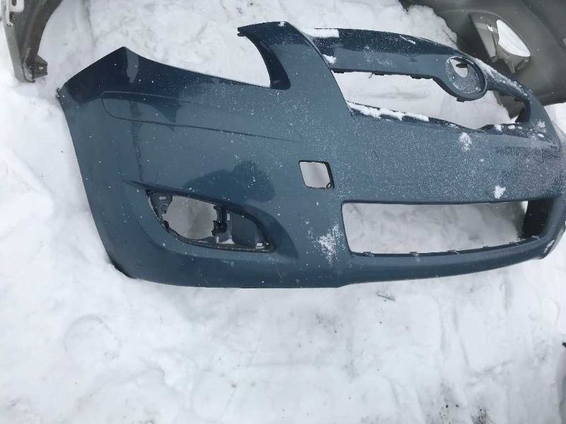 Defensa (parachoques) delantera usada original (OEM) Toyota Yaris 2009-2011