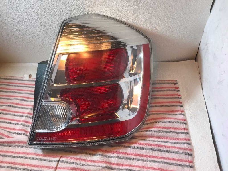 Calavera (luz trasera) derecha usada original (OEM) Nissan Sentra 2010-2012