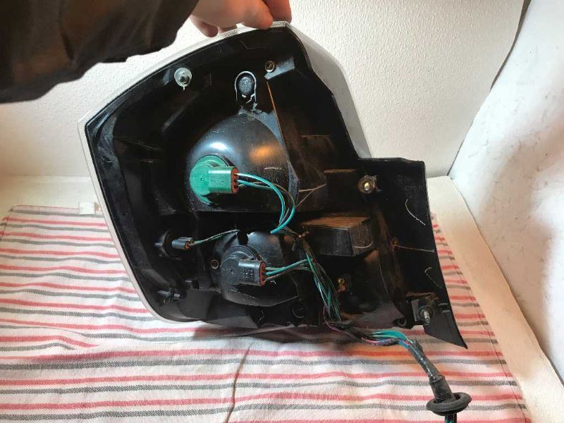 Calavera (luz trasera) derecha usada original (OEM) Nissan Sentra 2010-2012