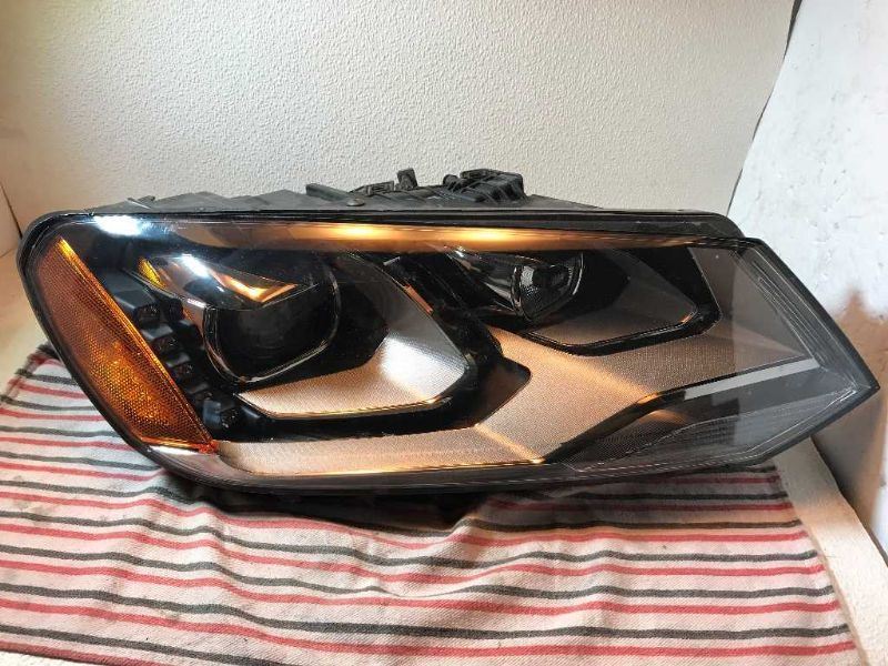 Right headlamp lens/housing used genuine OEM Volkswagen Touareg 2011-2014