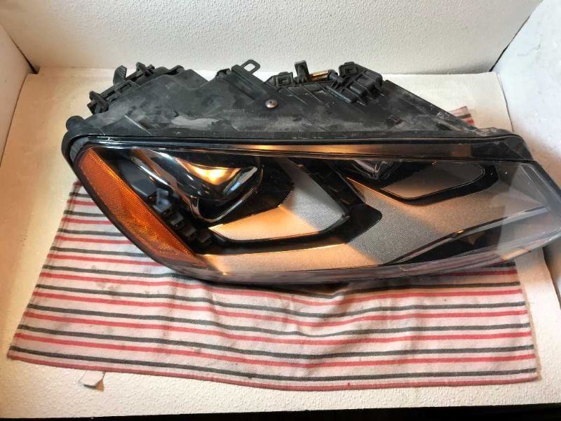 Right headlamp lens/housing used genuine OEM Volkswagen Touareg 2011-2014