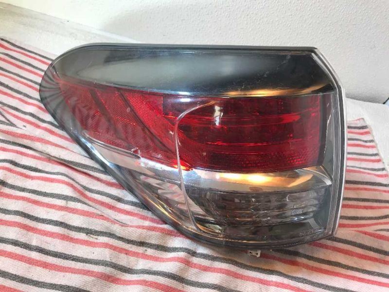 Left taillamp assembly outer used genuine OEM Toyota Highlander 2014-2016