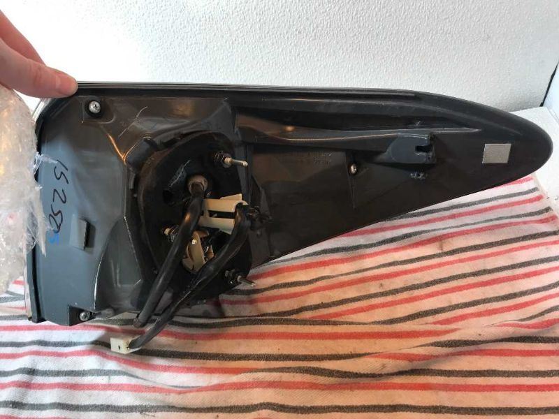 Left taillamp assembly outer used genuine OEM Toyota Highlander 2014-2016