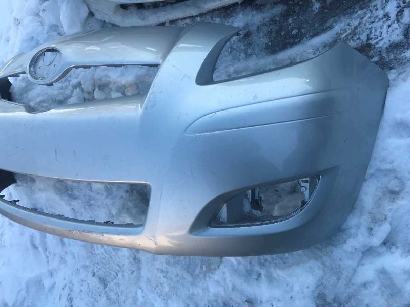 Defensa (parachoques) delantera usada original (OEM) Toyota Yaris 2009-2011