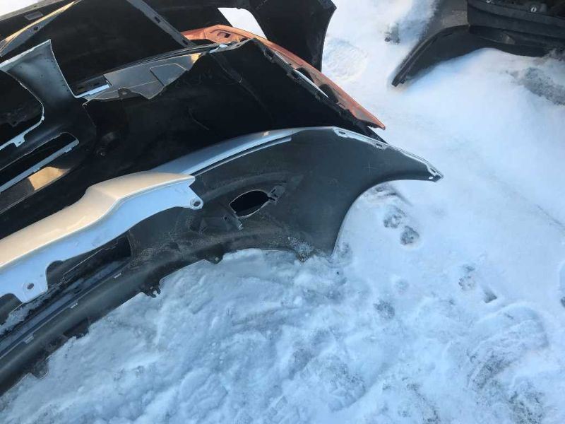 Defensa (parachoques) delantera usada original (OEM) Toyota Yaris 2009-2011