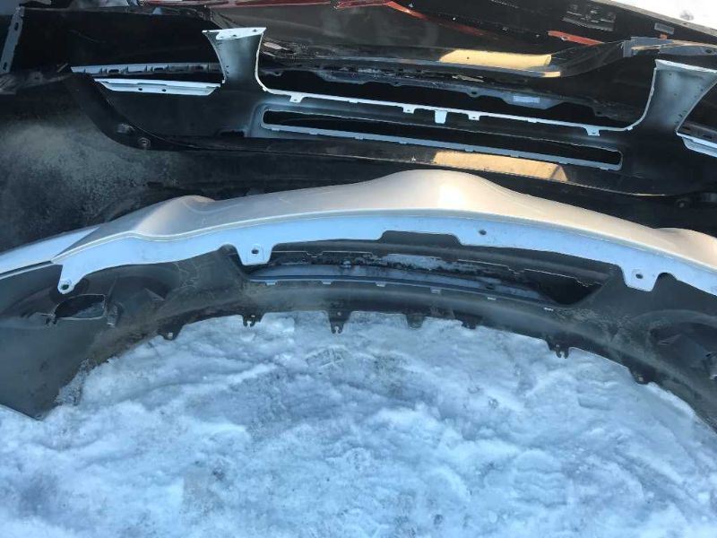 Defensa (parachoques) delantera usada original (OEM) Toyota Yaris 2009-2011
