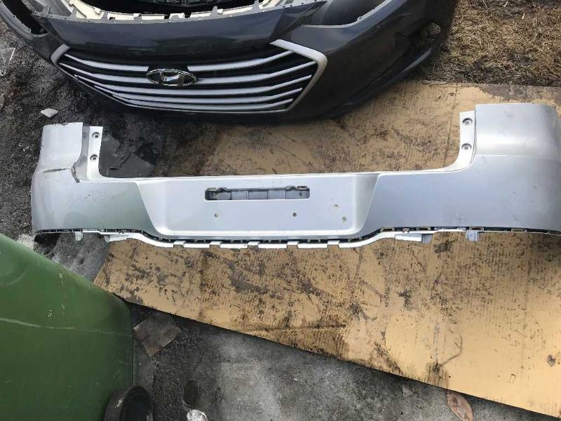 Defensa (parachoques) trasera usada original (OEM) Volkswagen Tiguan 2012-2017