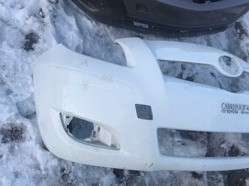Defensa (parachoques) delantera usada original (OEM) Toyota Yaris 2009-2011