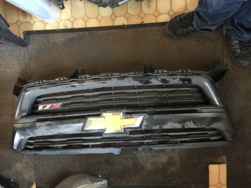 Grille used genuine OEM Chevrolet Colorado 2015-2020