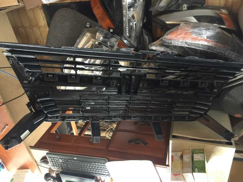 Grille used genuine OEM Chevrolet Colorado 2015-2020