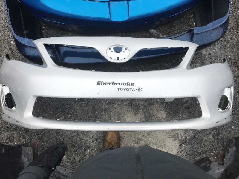 Defensa (parachoques) delantera usada original (OEM) Toyota Corolla 2011-2013