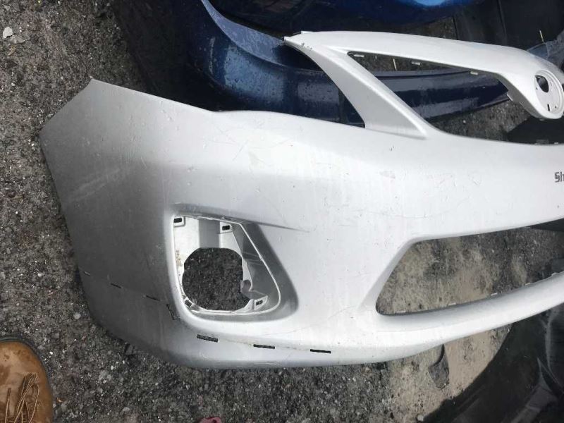 Defensa (parachoques) delantera usada original (OEM) Toyota Corolla 2011-2013