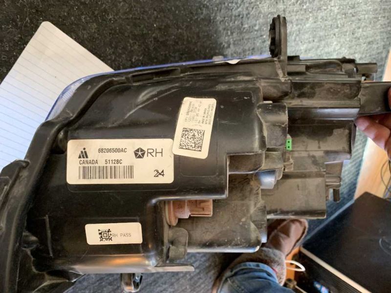 Faro derecho usado original (OEM) Dodge Grand Caravan 2011-2020