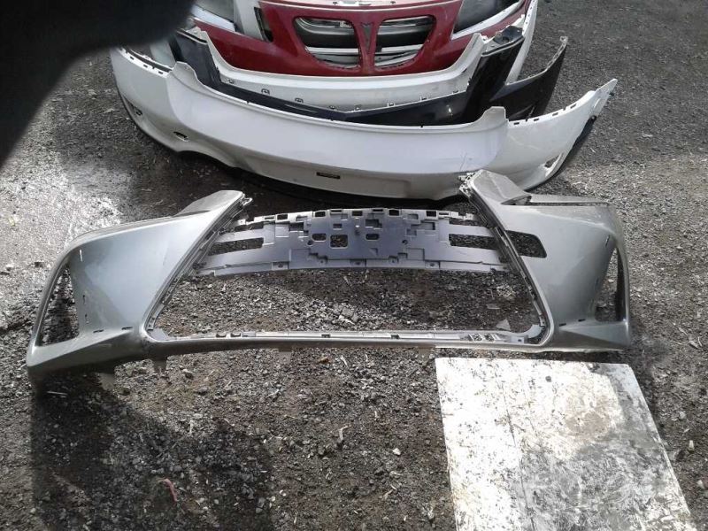 Defensa (parachoques) delantera usada original (OEM) Lexus IS200T 2017