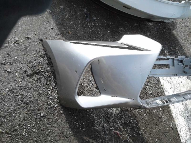 Defensa (parachoques) delantera usada original (OEM) Lexus IS200T 2017