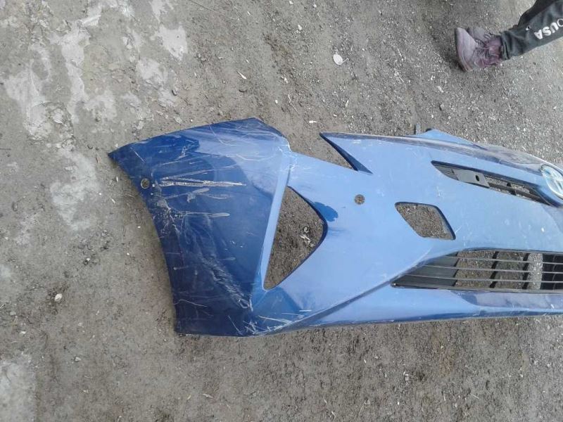 Defensa (parachoques) delantera usada original (OEM) Toyota Prius 2016-2018