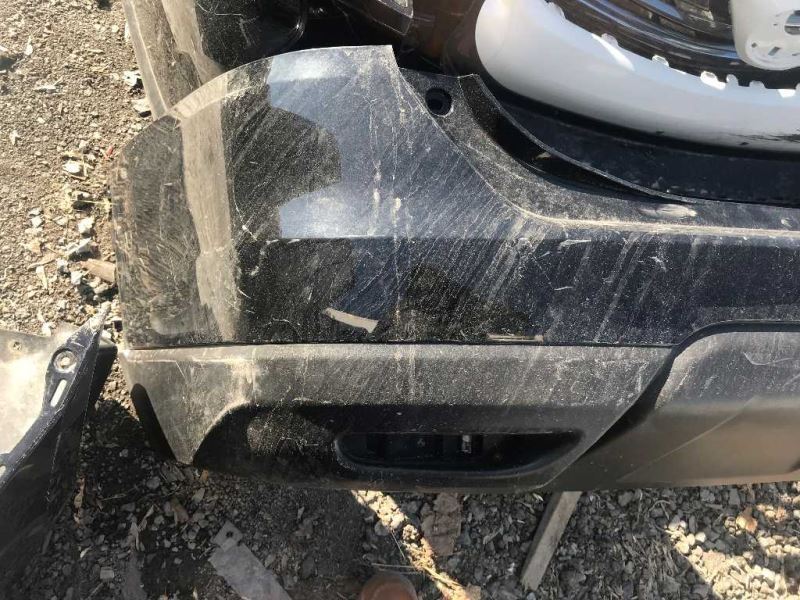 Defensa (parachoques) trasera usada original (OEM) Nissan Rogue 2017-2020