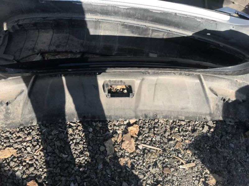 Defensa (parachoques) trasera usada original (OEM) Nissan Rogue 2017-2020