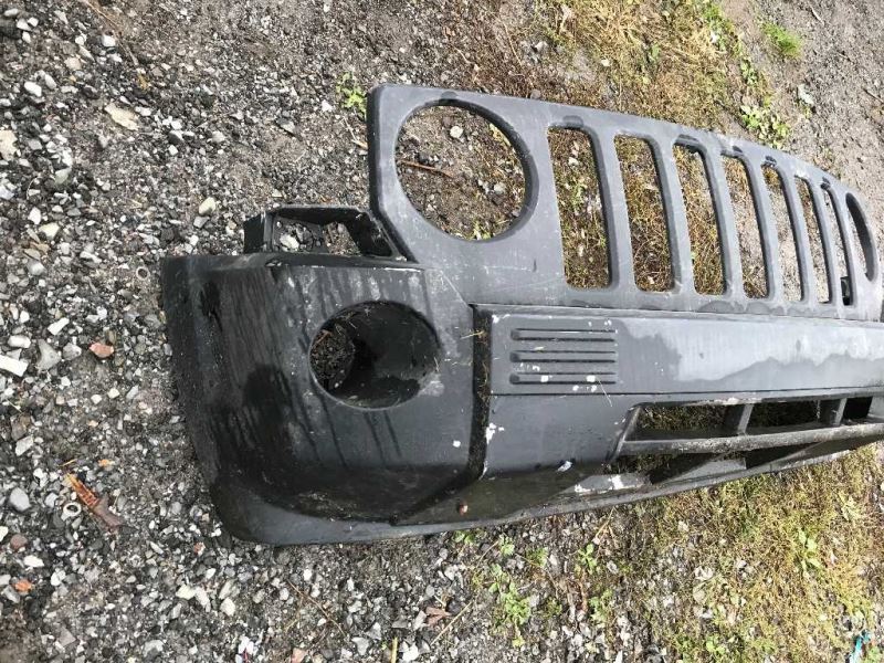 Defensa (parachoques) delantera usada original (OEM) Jeep Patriot 2007-2010