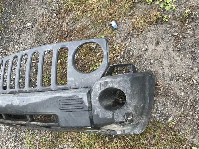 Defensa (parachoques) delantera usada original (OEM) Jeep Patriot 2007-2010