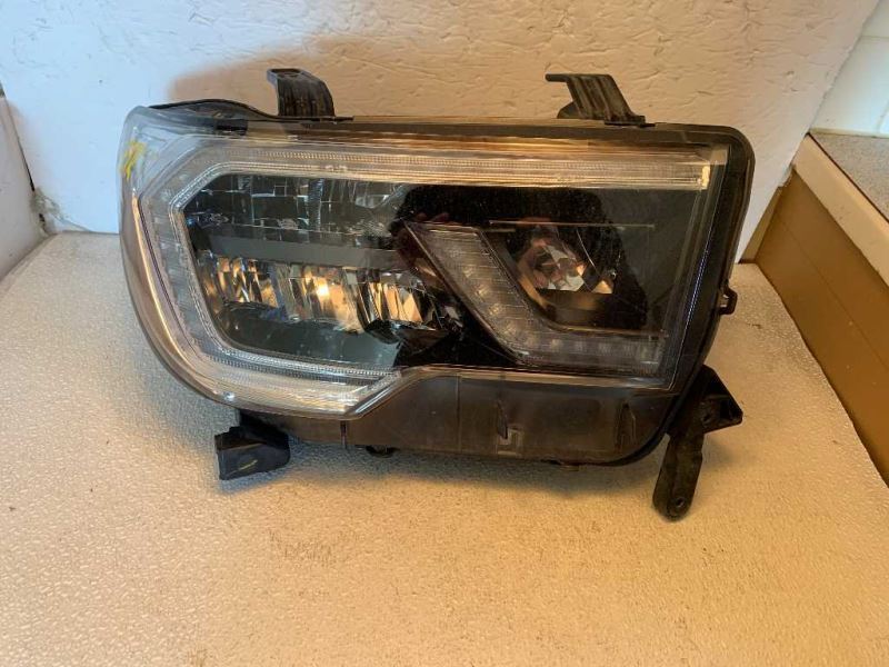 Faro derecho usado original (OEM) Toyota Sequoia 2018-2022