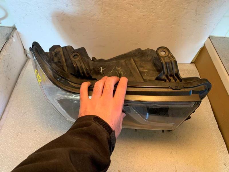 Faro derecho usado original (OEM) Toyota Sequoia 2018-2022