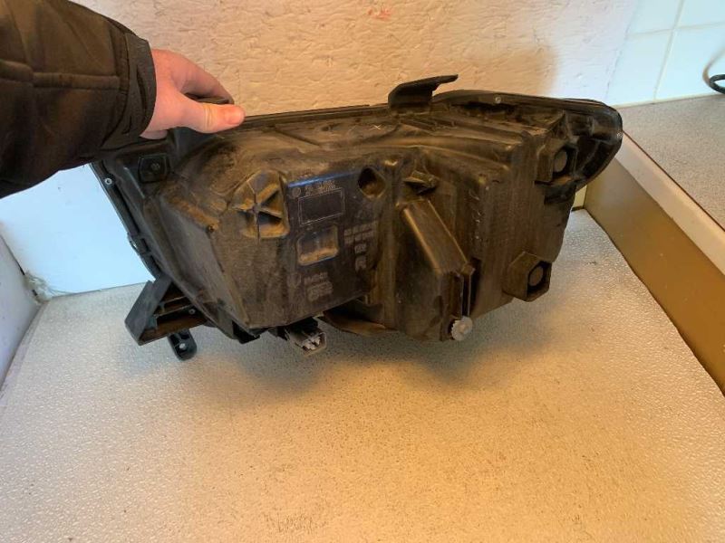 Faro derecho usado original (OEM) Toyota Sequoia 2018-2022