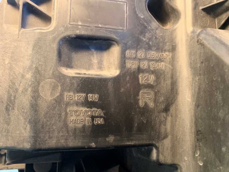 Faro derecho usado original (OEM) Toyota Sequoia 2018-2022