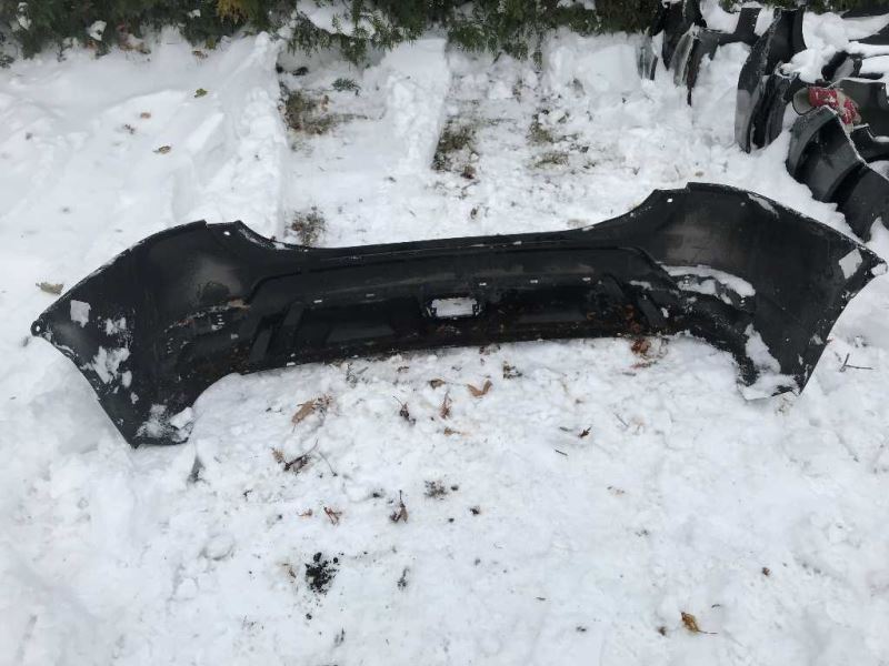 Defensa (parachoques) trasera usada original (OEM) Nissan Rogue 2017-2020