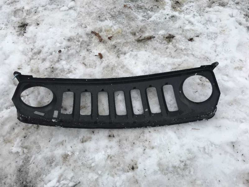 Parrilla usada original (OEM) Jeep Patriot 2011-2017
