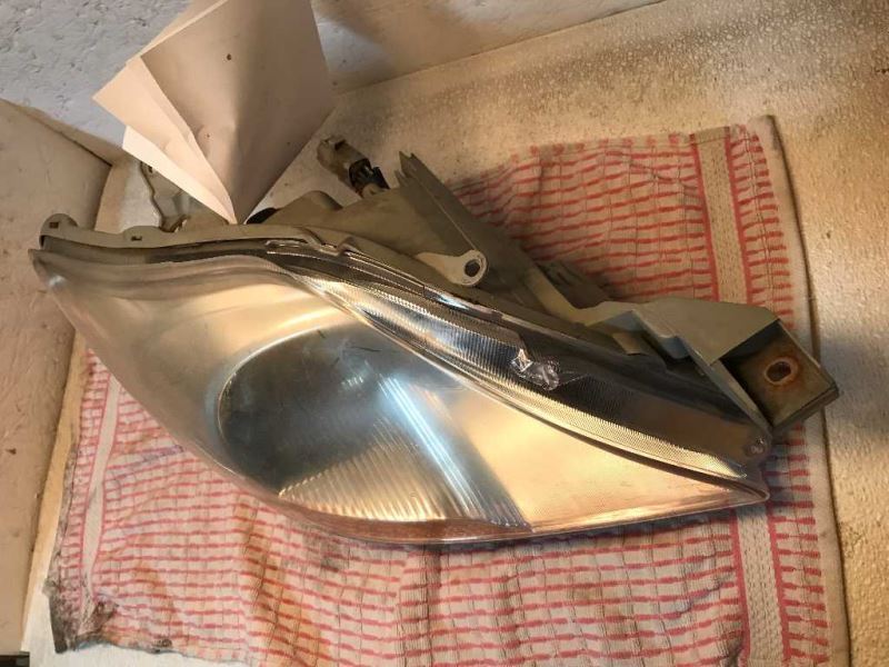 Right headlamp lens/housing used genuine OEM Toyota Yaris 2007-2011