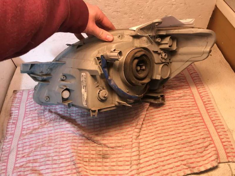 Right headlamp lens/housing used genuine OEM Toyota Yaris 2007-2011
