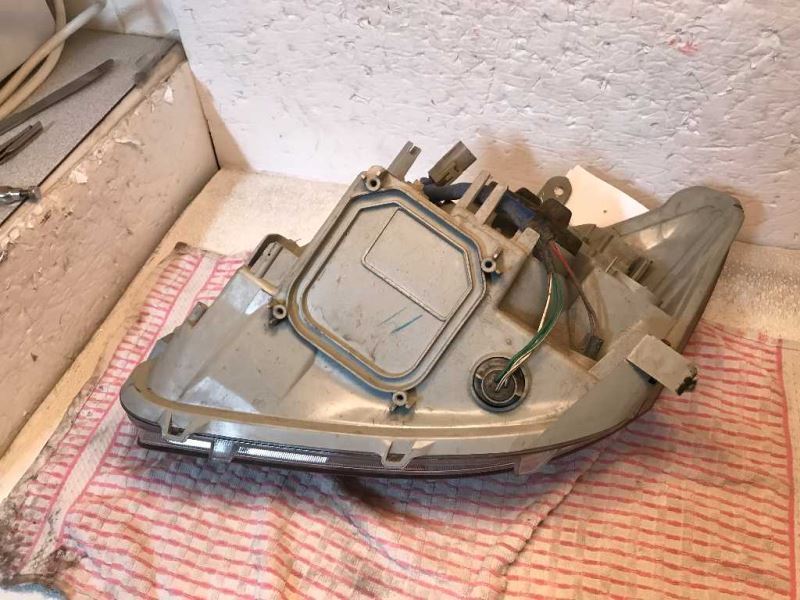 Right headlamp lens/housing used genuine OEM Toyota Yaris 2007-2011