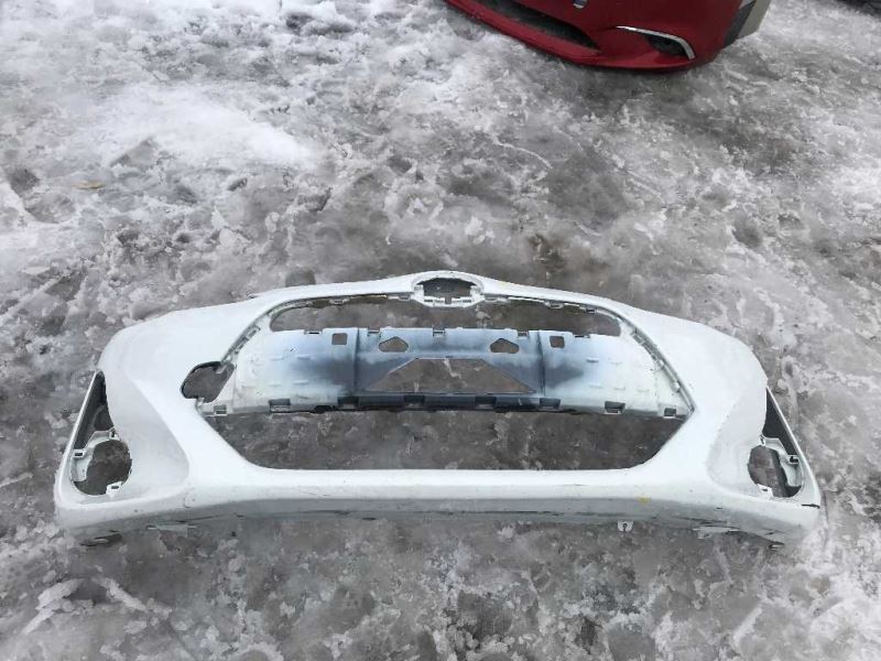 Defensa (parachoques) delantera usada original (OEM) Toyota Prius C 2017