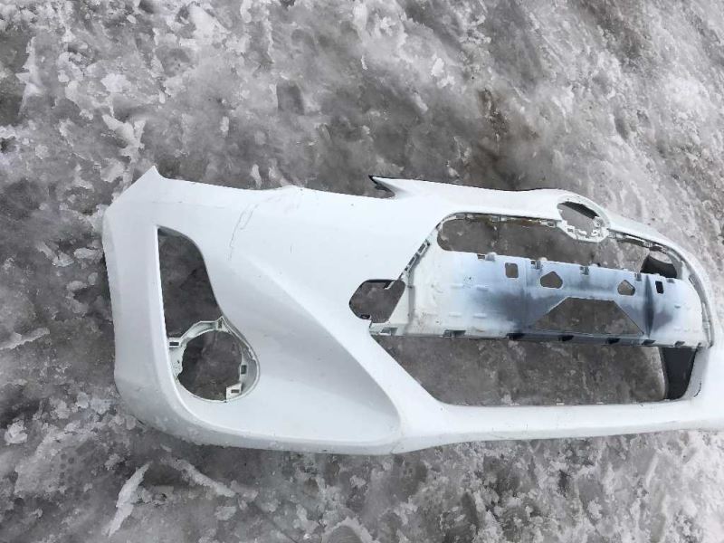 Defensa (parachoques) delantera usada original (OEM) Toyota Prius C 2017