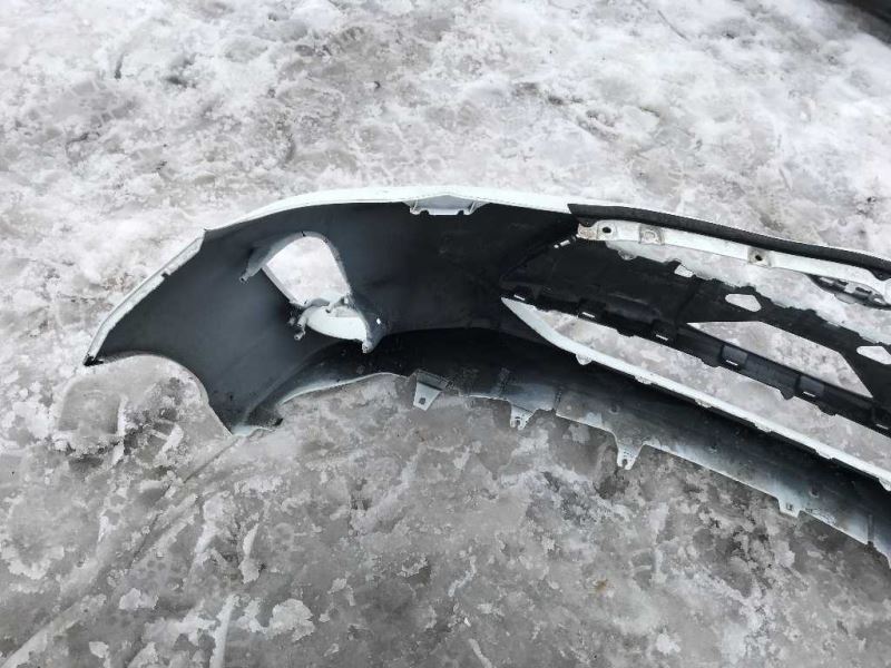 Defensa (parachoques) delantera usada original (OEM) Toyota Prius C 2017