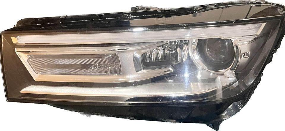 Left headlamp assembly composite used genuine OEM Audi Q5 2018-2020