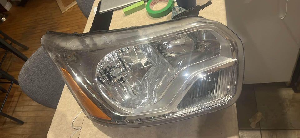 Faro derecho usado original (OEM) Ford Transit-150 2016-2024