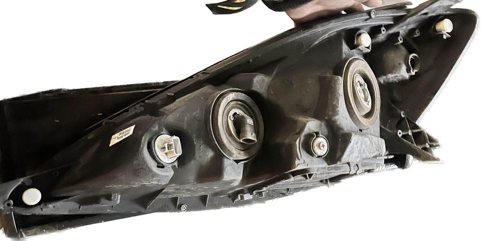 Right headlamp assembly composite used genuine OEM Toyota Sienna 2006-2010
