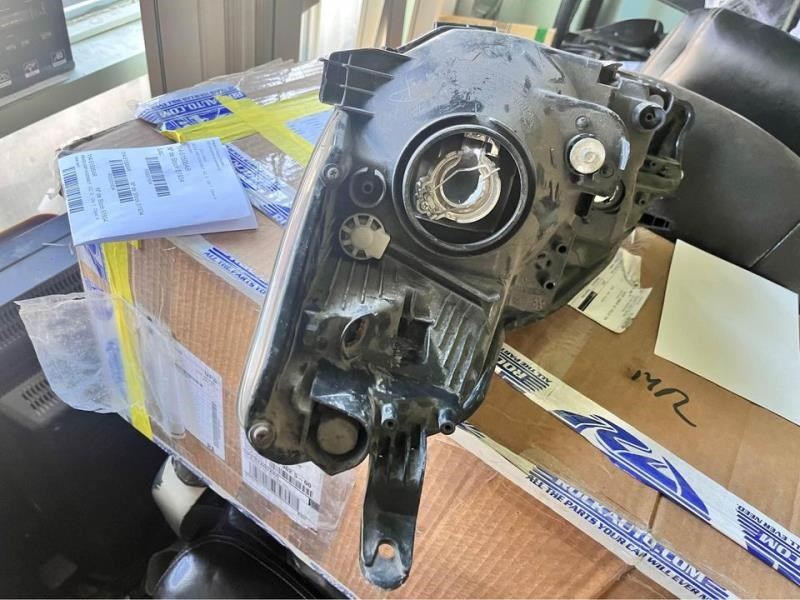 Faro derecho usado original (OEM) Toyota Yaris 2012-2014