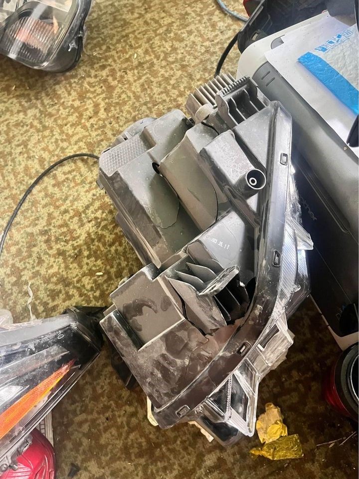 Right headlamp assembly composite used genuine OEM KIA Niro 2023-2025
