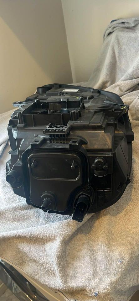 Headlamp Assembly used genuine OEM Porsche Porsche Macan 2019-2021