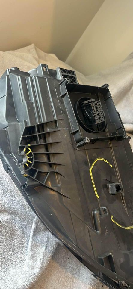Headlamp Assembly used genuine OEM Porsche Porsche Macan 2019-2021