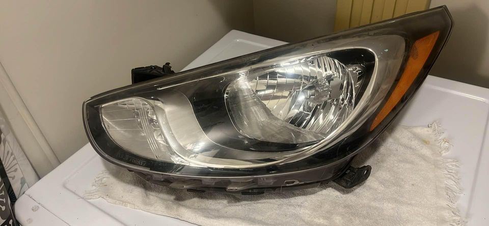 Faro izquierdo usado original (OEM) Hyundai Accent 2012-2014