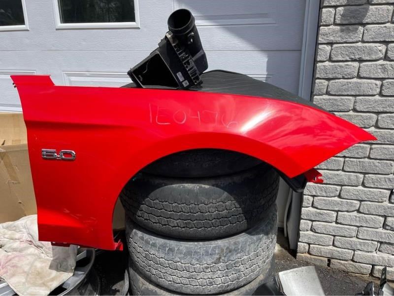 Salpicadera (guardafango) derecha usada original (OEM) Ford Mustang 2018-2023