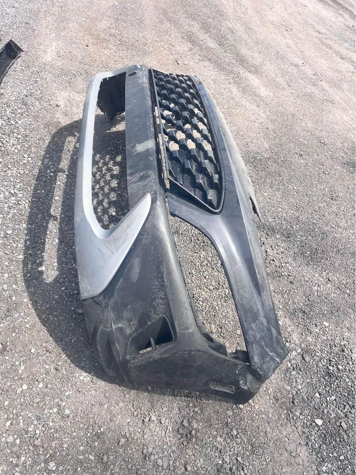 Defensa (parachoques) delantera usada original (OEM) Hyundai Kona 2022-2023